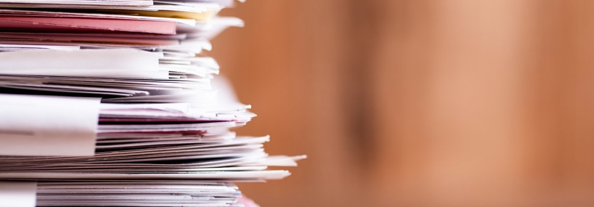 Papierstapel vor unscharfem Hintergrund